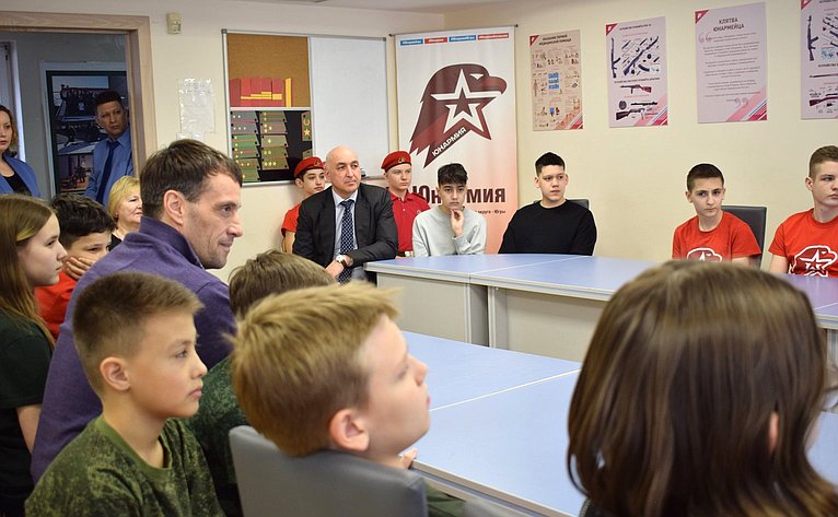 Эдуард Исаков посетил учреждения социального обслуживания и образования, здравоохранения и спорта в Когалыме и Нижневартовске
