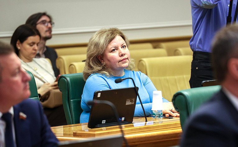Сенаторы приняли участие в сдаче пробного Единого государственного экзамена