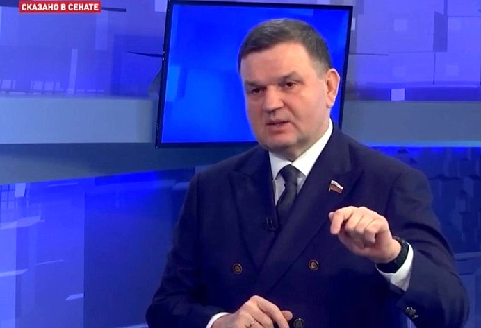 Сергей Перминов ответил на вопросы телеканала «Вместе-РФ» о социально-экономическом положении в субъекте в свете состоявшейся 28 марта встречи Президента России с губернатором региона Александром Дрозденко