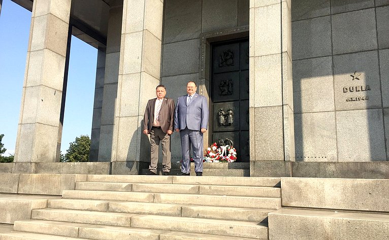 Олег Мельниченко и Вячеслав Тимченко посетили Мемориальный комплекс Славин в городе Братиславе