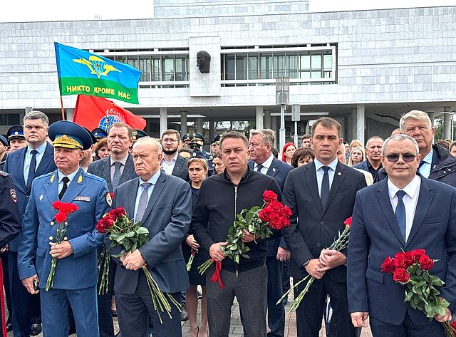 Айрат Гибатдинов почтил память жертв теракта в Беслане