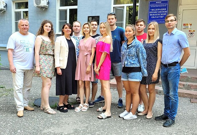 Юлия Лазуткина встретилась с добровольцами единого регионального волонтерского центра