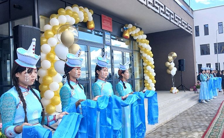 Баир Жамсуев посетил поселок Агинское и принял участие в открытии новой школы в микрорайоне «Западный»