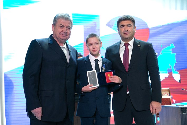 Геннадий Емельянов вручил медаль «За проявленное мужество» юному герою в Республике Татарстан
