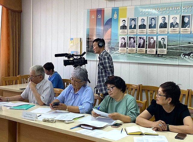 Баир Жамсуев в ходе региональной недели провел рабочие встречи и прием граждан по личным вопросам