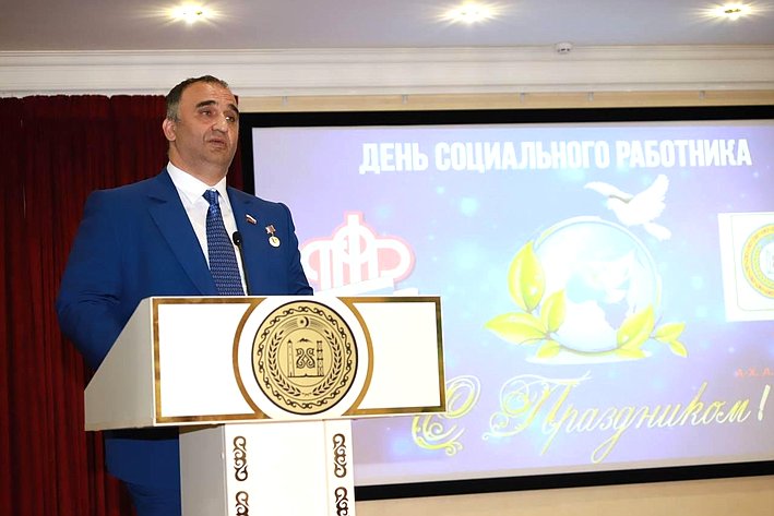 Мохмад Ахмадов посетил отделение Пенсионного фонда Российской Федерации по региону