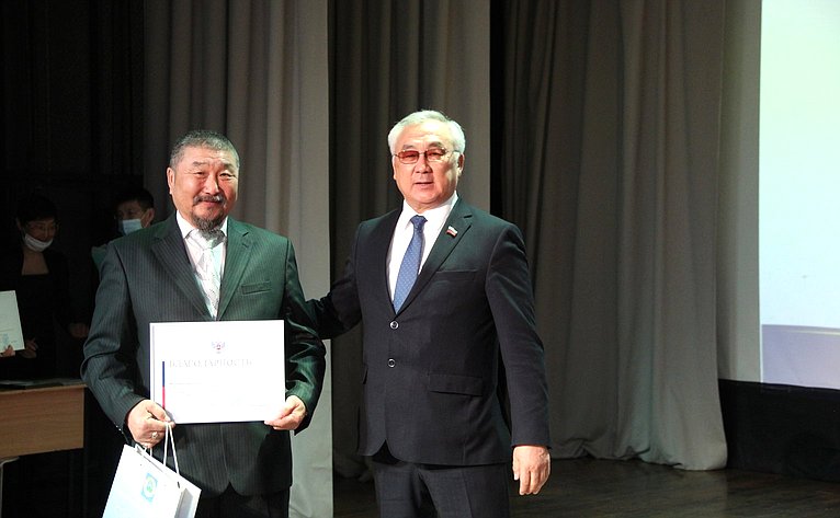 Баир Жамсуев вручил от имени Совета Федерации Благодарности Председателя СФ