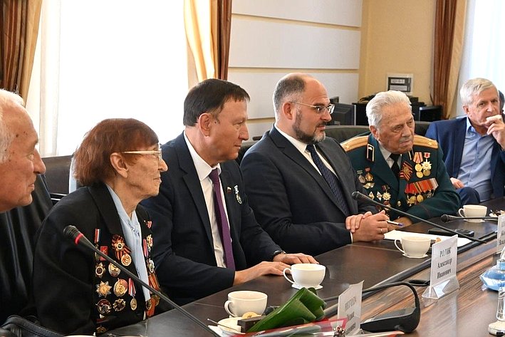 Александр Ролик совместно с главой Владивостока Константином Шестаковым провел встречу с проживающими в столице Приморья ветеранами — участниками боев с милитаристской Японией в августе-сентябре 1945 года