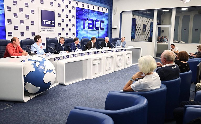 Константин Косачев принял участие в пресс-конференции, посвященной старту проекта «Рыцари детства» (фото ТАСС)