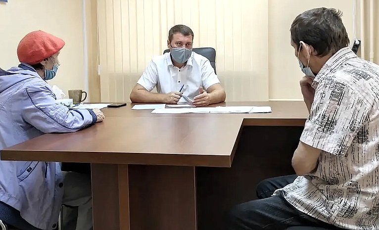 Иван Абрамов провел в Благовещенске приём граждан по личным вопросам