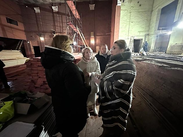 Елена Шумилова осмотрела ход ремонтных работ Дома культуры села Айкино Республики Коми