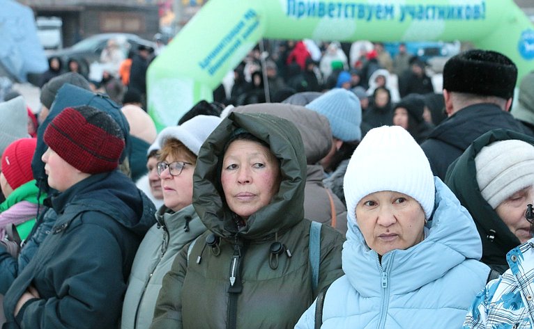 Александр Жуков принял участие в открытии хоккейного турнира, который проводится на территории курорта «Озеро Шира»