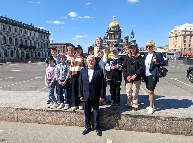 Сергей Мартынов организовал поездку школьников в Санкт-Петербург