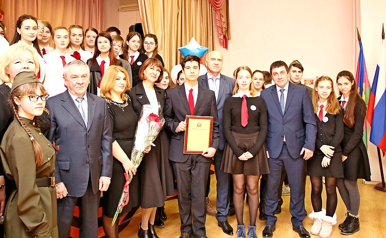 Церемония награждения Грамотой Российского союза спасателей школьника, совершившего героический поступок