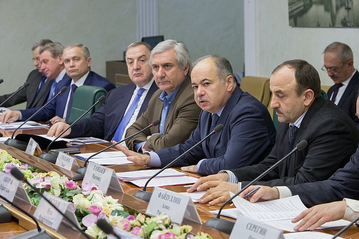 Заместитель Председателя Совета Федерации Ильяс Умаханов провел совещание по подготовке к сезону хаджа 2015 года