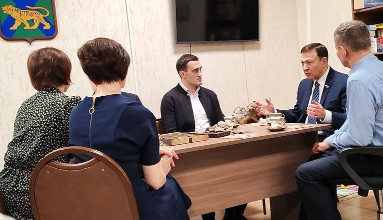Александр Ролик посетил городское отделение приморского филиала фонда «Защитники Отечества»