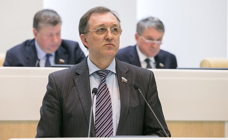 Петелин Евгений Владиленович, заместитель председателя Комитета Совета Федерации по экономической политике, выступил на 390-м заседании Совета Федерации