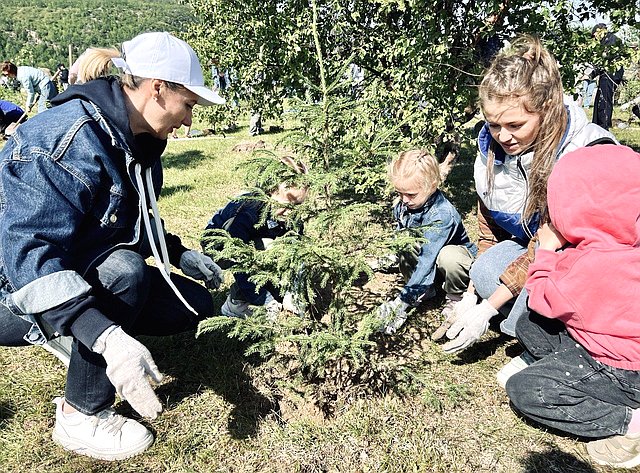 Татьяна Сахарова приняла участие в высадке деревьев в первом «зеленом мемориале» в честь павших бойцов в СВО