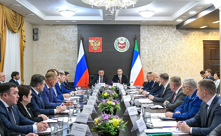 Вячеслав Тимченко провел расширенное заседание по вопросам контрольно-надзорной деятельности в Республике Хакасия