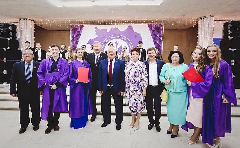В. Харлов принял участие в церемонии, посвященной выпуску студентов Ульяновского государственного педагогического университета