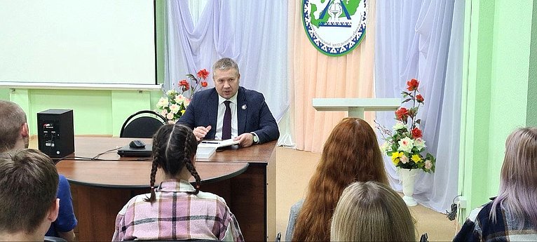 Денис Гусев провёл встречу с активистами молодёжных объединений и студентами Ненецкого АО