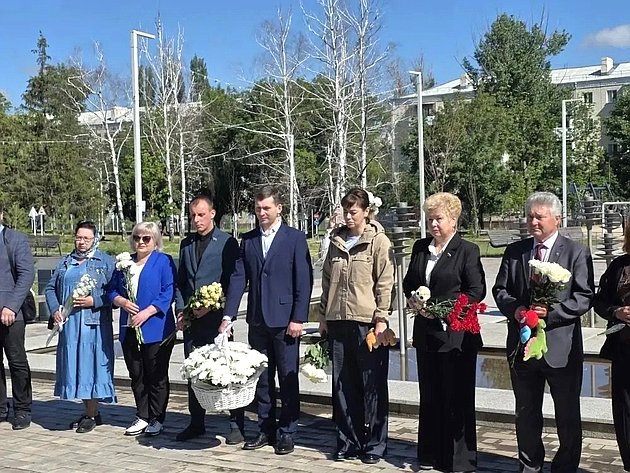 Ольга Бас в ходе рабочей поездки в регион возложила цветы к памятному монументу «Погибшим детям Луганщины» в парке имени Щорса