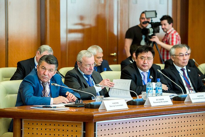 Заседание рабочей группы Совета Федерации по совершенствованию законодательства РФ по вопросам Дальнего Востока в Якутске 7