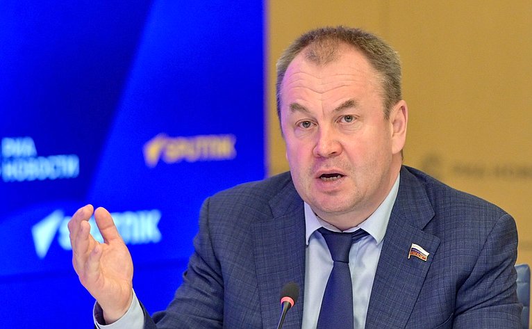 В пресс-центре МИА «Россия сегодня» прошла пресс-конференция по представленному докладу Международного общественного трибунала по преступлениям украинских неонацистов «Пытки российских военнослужащих: свидетельства освобожденных из украинского плена»