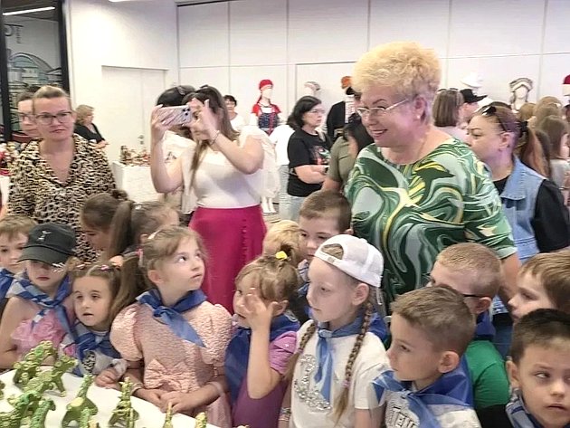 Ольга Бас в ходе рабочей поездки в регион посетила выставку-форум «Игрушки из бабушкиного сундучка»