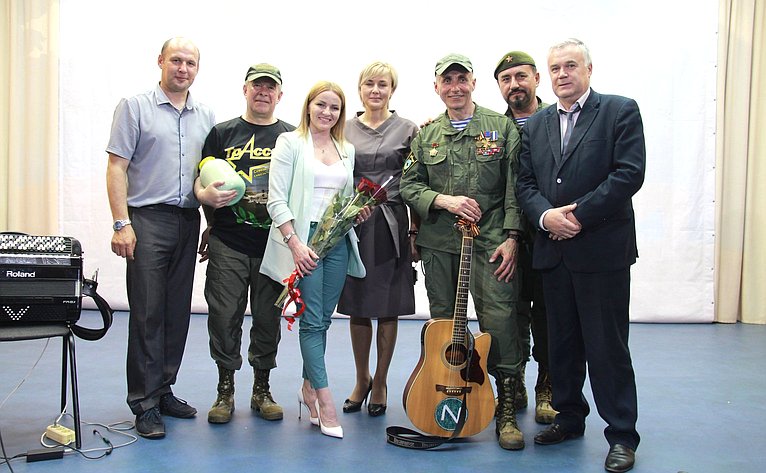 В рамках патриотического проекта Ирины Кожановой «Вместе мы сила» на прошлой неделе состоялся очередной концерт ансамбля из КДЦ Губернский «Трассера»
