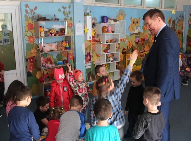 Александр Савин в ходе поездки в регион посетил пункт временного размещения беженцев из Донбасса, расположенный в Жуковском районе