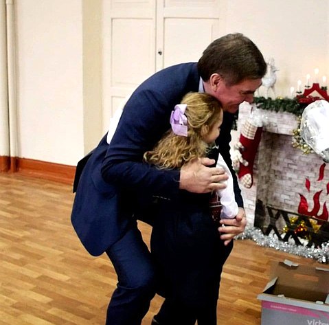 Александр Савин вручил новогодний подарок школьнице из города Людиново Калужской области