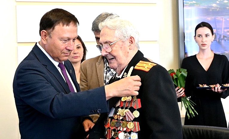 Александр Ролик совместно с главой Владивостока Константином Шестаковым провел встречу с проживающими в столице Приморья ветеранами — участниками боев с милитаристской Японией в августе-сентябре 1945 года
