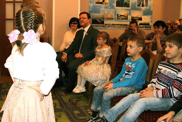 Д. Азаров поздравил воспитанников приюта 