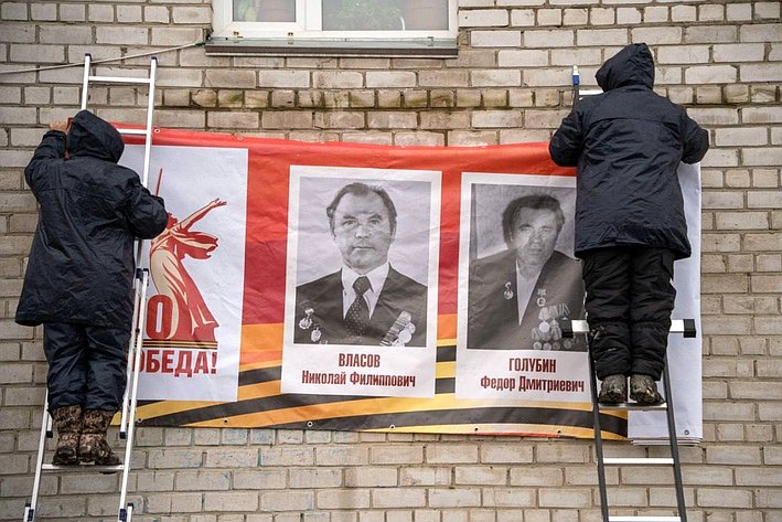 Денис Гусев принял участие в установке стенда памяти об участниках Великой Отечественной войны
