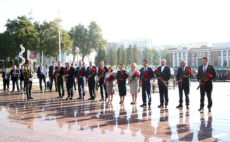 Валентина Матвиенко возложила цветы к памятнику Исмоилу Сомони