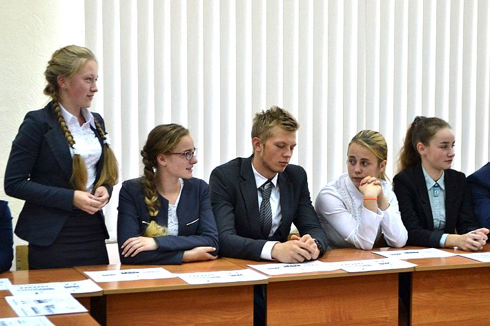 Игорь Фомин в ходе работы в регионе провел открытый урок в средней школе № 5 города Тихвина на тему «Региональная законодательная власть»