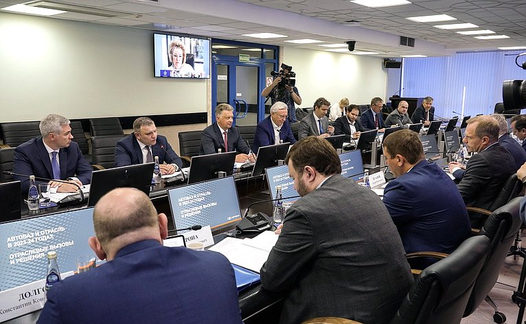 В Самарской области состоялись парламентские слушания «О мерах по созданию производства высоколокализованной конкурентоспособной продукции автомобильной отрасли» (фото Газета «Волжская коммуна»)