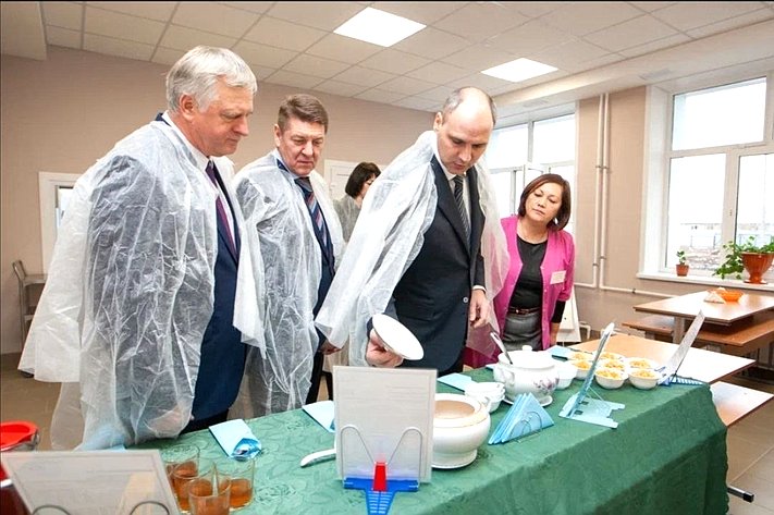 Андрей Шевченко вместе с губернатором Оренбургской области Денисом Паслером посетил Нижнепавловскую среднюю общеобразовательную школу, открытую после капитального ремонта