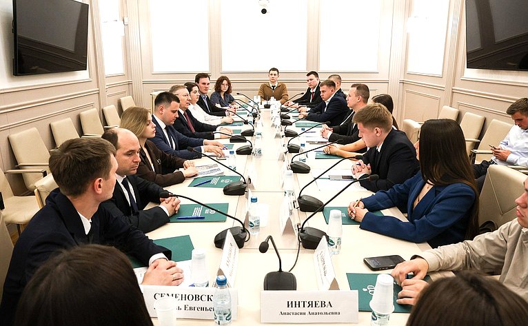 Встреча Александра Варфоломеева с членами молодежного парламента при Тульской областной Думе