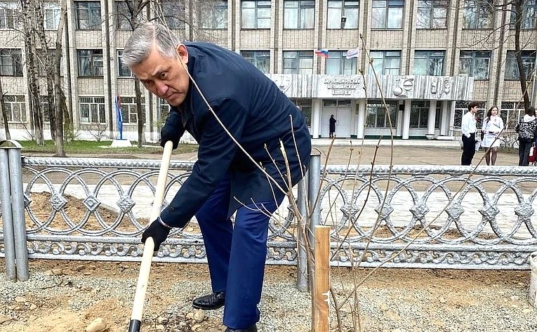Юрий Валяев принял участие в акции «Сад памяти»
