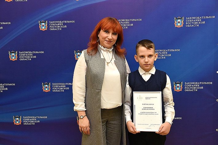 Ирина Рукавишникова вручила награду и поощрения СФ юным героям Ростовской области