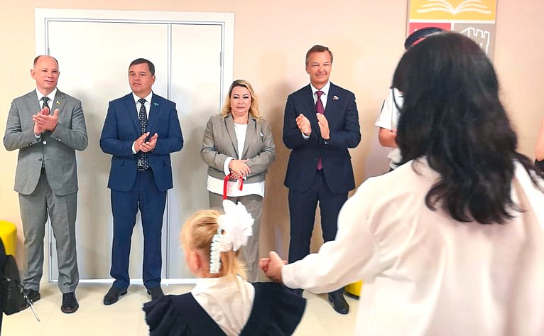 Первый заместитель Председателя Совета Федерации Андрей Яцкин поздравил учителей и учеников начальной школы № 5 города Азова с Днем знаний