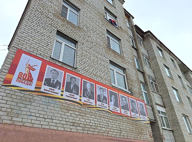 Денис Гусев принял участие в установке стенда памяти об участниках Великой Отечественной войны