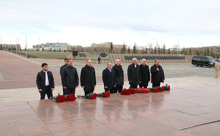 Сенаторы РФ приняли участие в церемонии возложения цветов к Вечному огню у монумента «Тыл-Фронту»