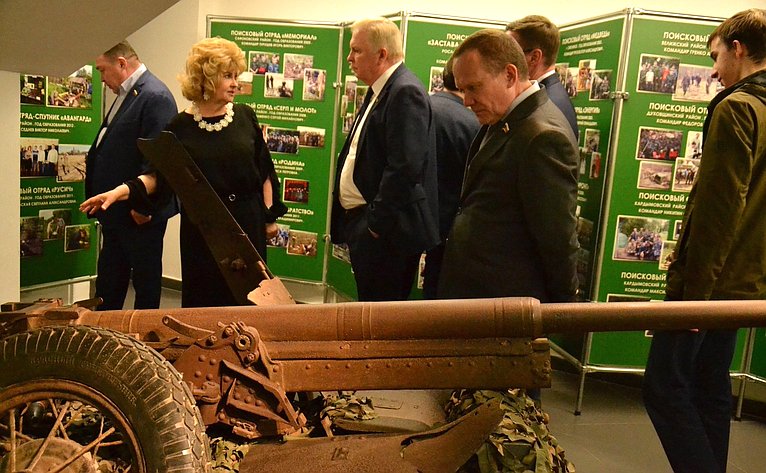 Сенаторы РФ познакомились с экспозицией общественного музея Неизвестного солдата, созданного поисковиками Смоленской области