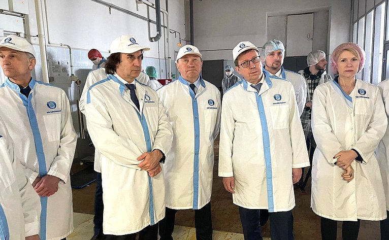 Алексей Майоров провел выездное совещание Комитета, посвященное вопросам внедрения новых технологий в молочной отрасли и производства бутилированной воды