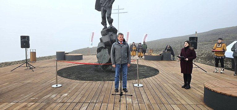 Андрей Епишин принял участие в открытии памятника геологу и писателю Олегу Куваеву