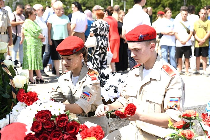 Ольга Бас в ходе поездки в регион посетила Луганский детский парк имени Щорса, возле Мемориала погибшим детям Луганщины, чтобы почтить их память