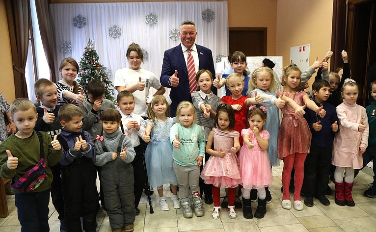 Олег Кувшинников поздравил ребят с наступающим Новым годом
